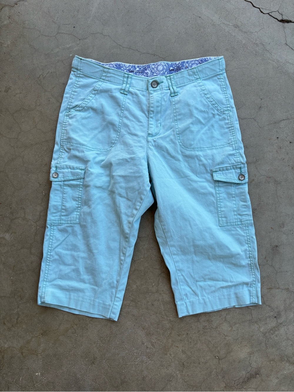 Lee women’s light teal cargo capris size M. 98% cotton.